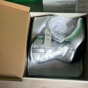 NWTs mini boots size 6